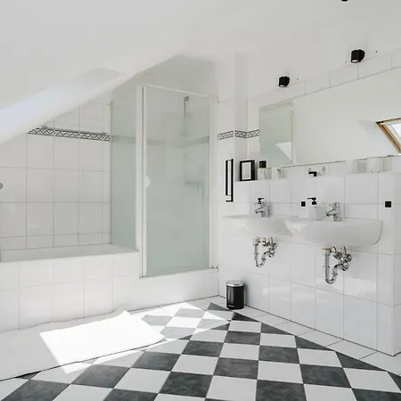 Apartman 3 Bedroom Penthouse - Whirlpool - Zentral - Kueche - Wifi - Kaffee - Geraeumig - Terrasse - Parkhaus
